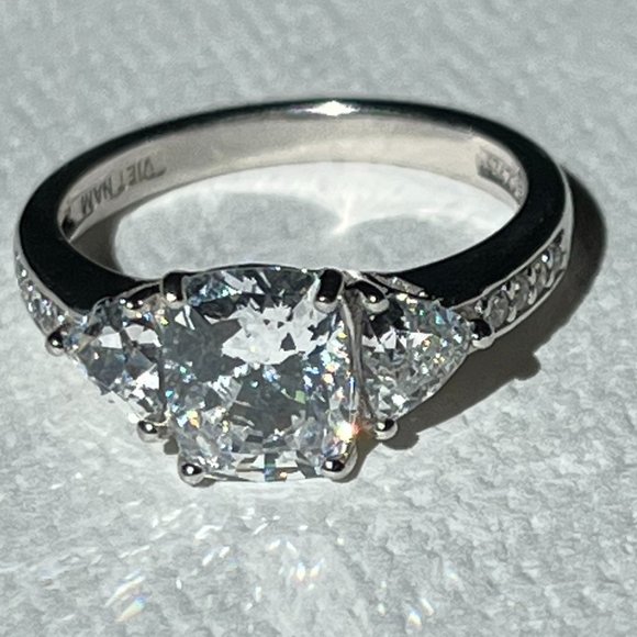 Beautiful 4 carat CZ ring in a 925 setting - Picture 1 of 8